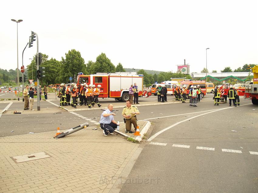 Schwerer Unfall mit Reisebus Lohmar Donrather Dreieck P387.JPG